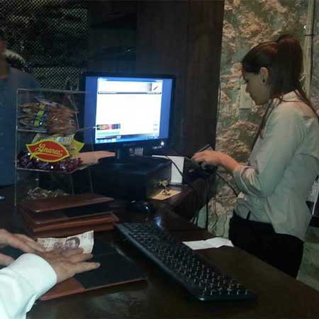 Cajera preparando el cambio de una cuenta recién cerrada.
