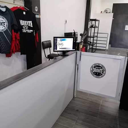 Gimnasio utilizando medias puertas con electro imanes y BDKGYM