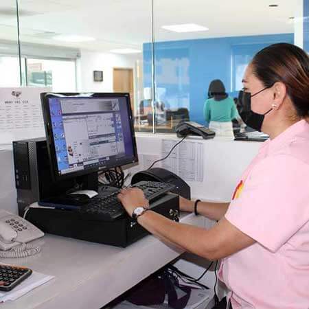 Cajera cerrando una cuenta abierta, registrando la venta.