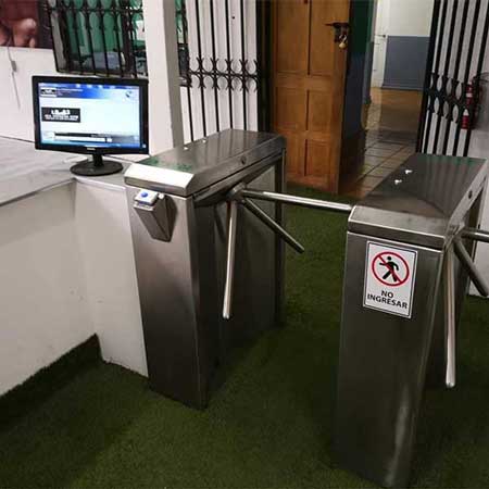 Acceso al gimnasio controlado con torniquete de entrada y de salida