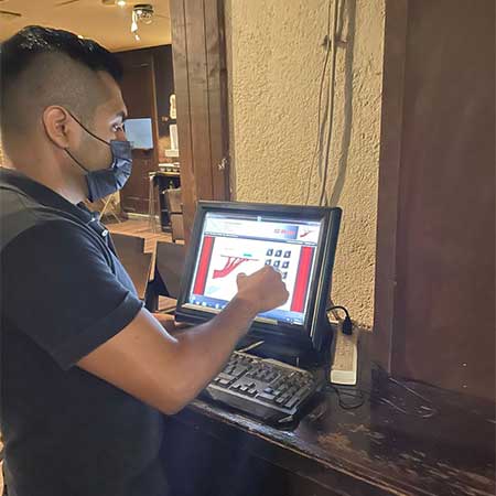 Mesero iniciando sesión en el módulo de meseros.
