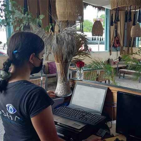 Cajera revisando ventas en el POS.