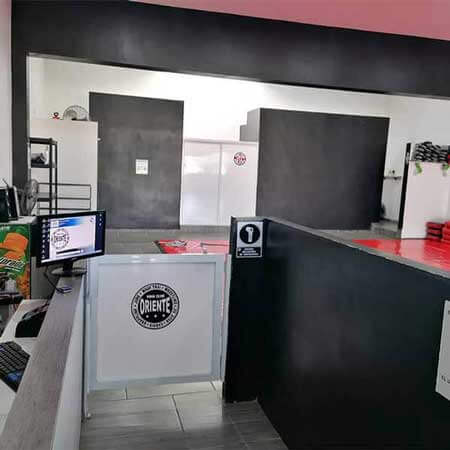 Recepción de un gimnasio.
Entrada con electroimanes, media puerta.