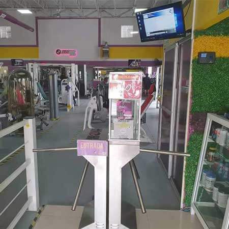 Entrada con torniquetes y BDKGYM