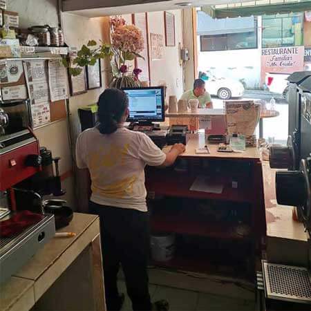Cajera registrando ventas con BDKREST.
