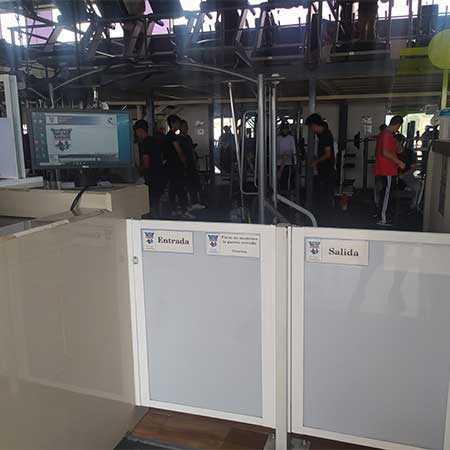 Gimnasio con medias puertas en acrílico y BDKGYM autorizando los accesos.