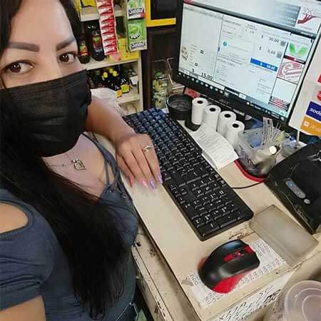 Cajera mostrando cómo trabaja con BDKREST.